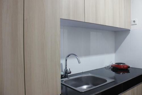 Compact Studio Room At Gateway Pasteur Apartment Near Exit Toll By Travelio