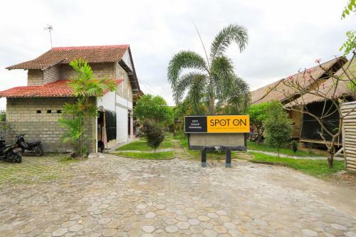 Hotel Spot On 2431 Azizah Homestay