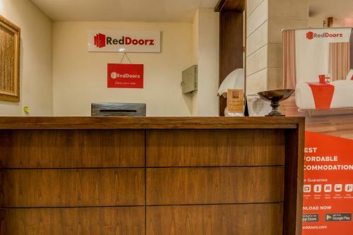 Hostal Reddoorz Plus Near Dharmawangsa Square