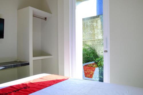 Hostal Reddoorz Near Mangga Dua Square
