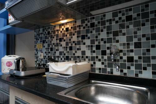 Blue Studio Apartment At Green Bay Pluit By Travelio