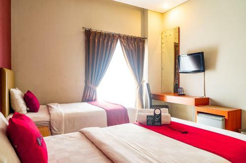 Hotel Reddoorz Plus Near Blok M Square