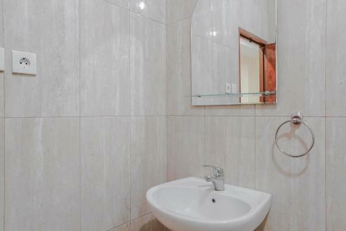 Hostal Reddoorz @ Jalan Biak Roxy Jakarta