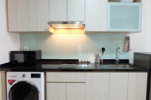 Comfy Studio Menteng Park Apartment By Travelio