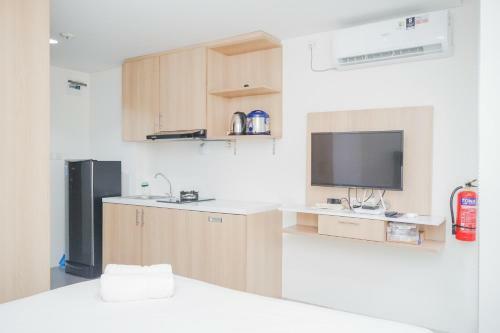 Comfy And Modern Studio Bintaro Icon Apartment By Travelio