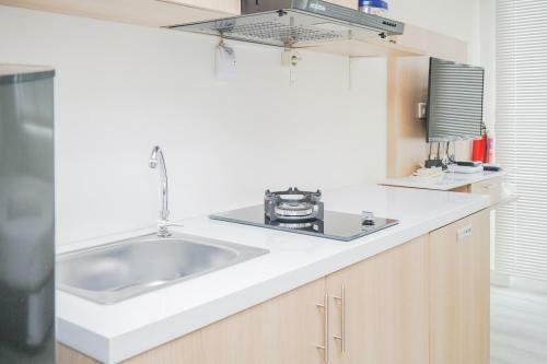 Comfy And Modern Studio Bintaro Icon Apartment By Travelio