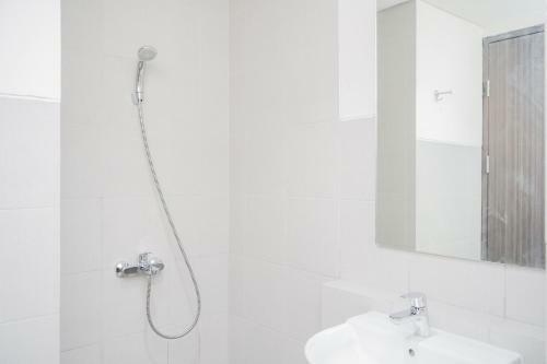 Comfy And Modern Studio Bintaro Icon Apartment By Travelio