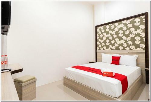Hostal Reddoorz Plus @ Centrium Katamso Medan