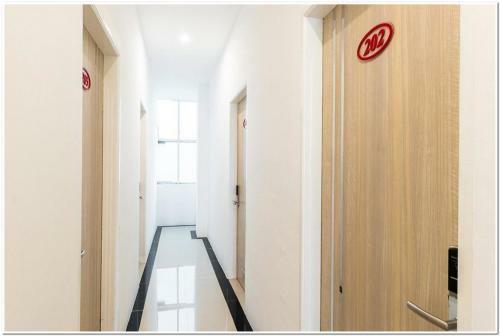 Hostal Reddoorz Plus @ Centrium Katamso Medan