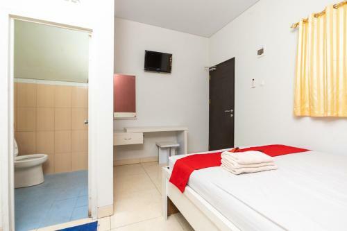 Hostal Reddoorz Plus @ Jalan Pumorow Manado
