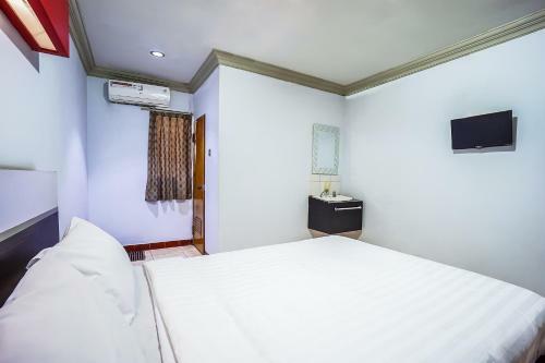 Capital O 3433 Hotel Plaza