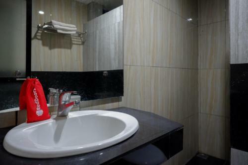Reddoorz Plus @ Cameloan Hotel Palu