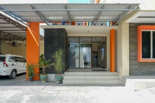 Hostal Reddoorz Near Millenium Waterpark Palu