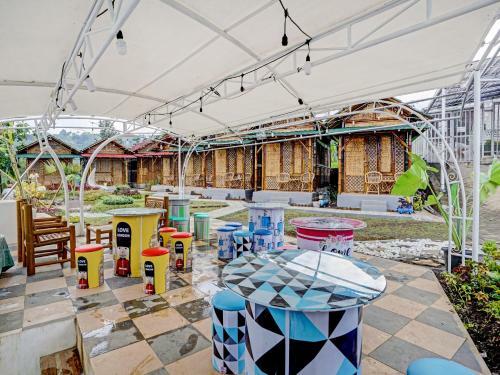 Hotel Oyo 90225 Rumah Bambu Trawas Syariah