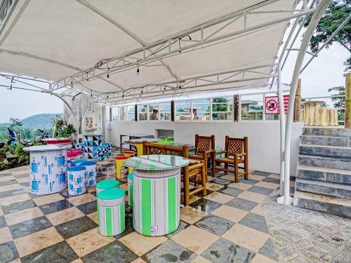 Hotel Oyo 90225 Rumah Bambu Trawas Syariah