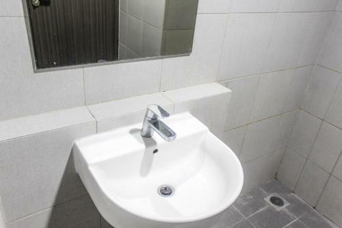 Minimalist And Cozy Studio Bintaro Icon Apartment By Travelio