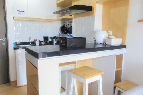 Comfortable 2br At Emerald Bintaro Apartment By Travelio