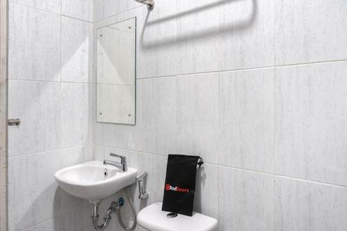 Hostal Reddoorz Near Manhattan Square Medan