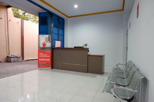 Hostal Reddoorz Near Gor Satria 3
