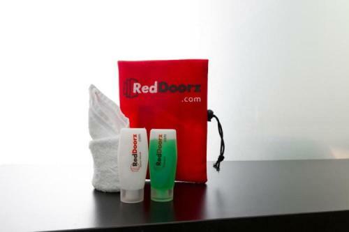 Hostal Reddoorz Near Petra University 2