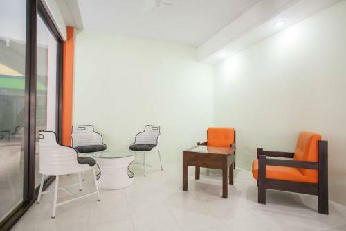 Hostal Reddoorz Near Petra University 2