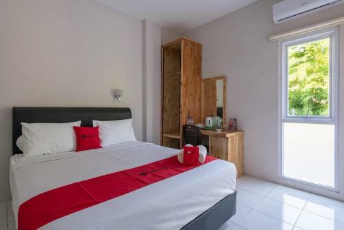 Hostal Reddoorz Plus Syariah @ Raya Nginden 2