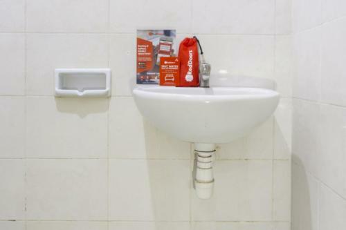 Hostal Reddoorz Near Widya Mandala University