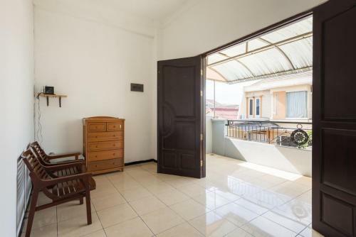 Hostal Reddoorz Near Widya Mandala University