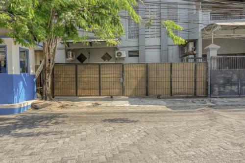 Hostal Reddoorz Near Widya Mandala University