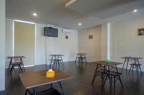 Hotel Reddoorz Plus Near Solo Baru