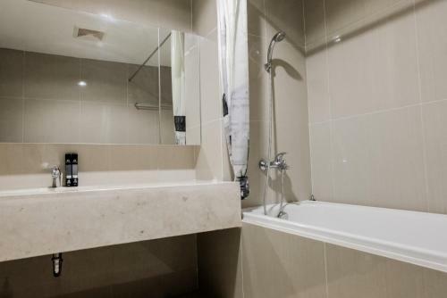 Bright 2br Apartment At Paramount Skyline By Travelio