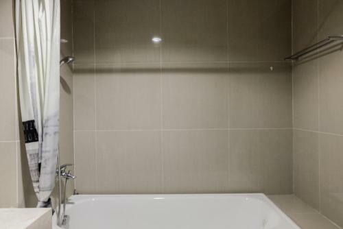 Bright 2br Apartment At Paramount Skyline By Travelio