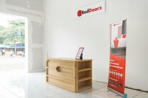 Hostal Reddoorz Plus @ Otista Raya Ciputat