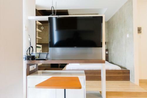 Spacious Studio Apartment At Skyline Paramount By Travelio