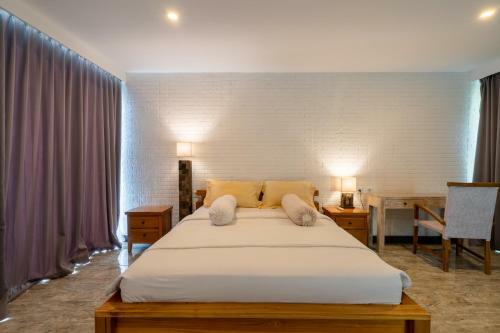 Hotel Deluxe White Cube