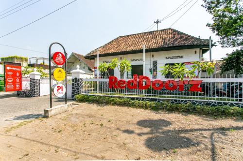 Hostal Reddoorz Plus Near Taman Sari 2