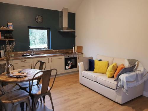 Lovely 2-bed Farm Cottage With Views