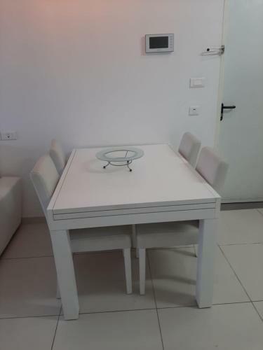 Avi's Suites - Garden Apartment