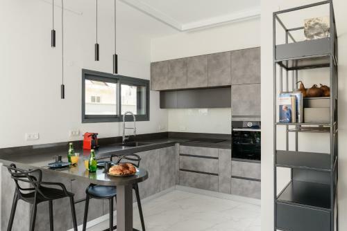 Luxury & Design Apartment - Steps To The Beach