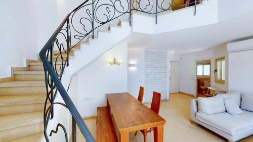 Apartamento Gordon Beach 2br Duplex By Holyguest