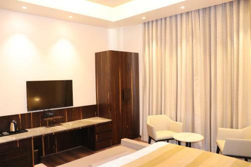 Hillcrest Hotel & Resort