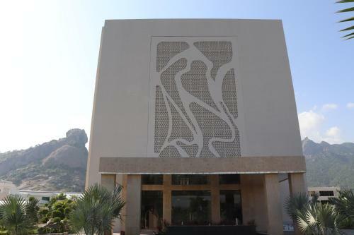 Hillcrest Hotel & Resort