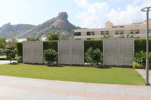 Hillcrest Hotel & Resort