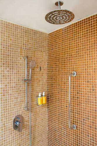 Hotel Bloomsuites L Ahmedabad