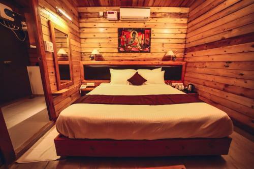 Hotel Grand Vatika Resort