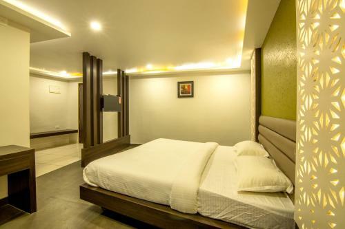 Hotel Oaks Residency