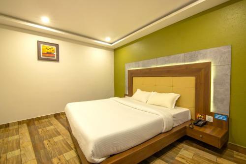 Hotel Oaks Residency