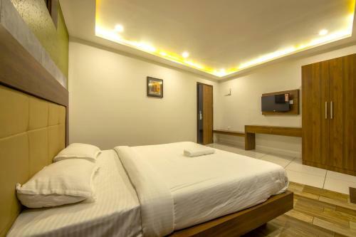 Hotel Oaks Residency