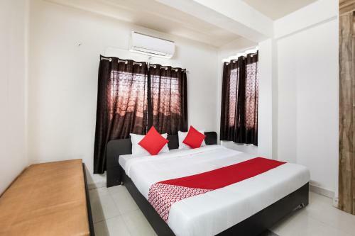Hotel Oyo 30193 Shourya Residency