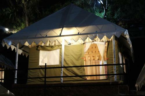 Camp Kasbah, Bir